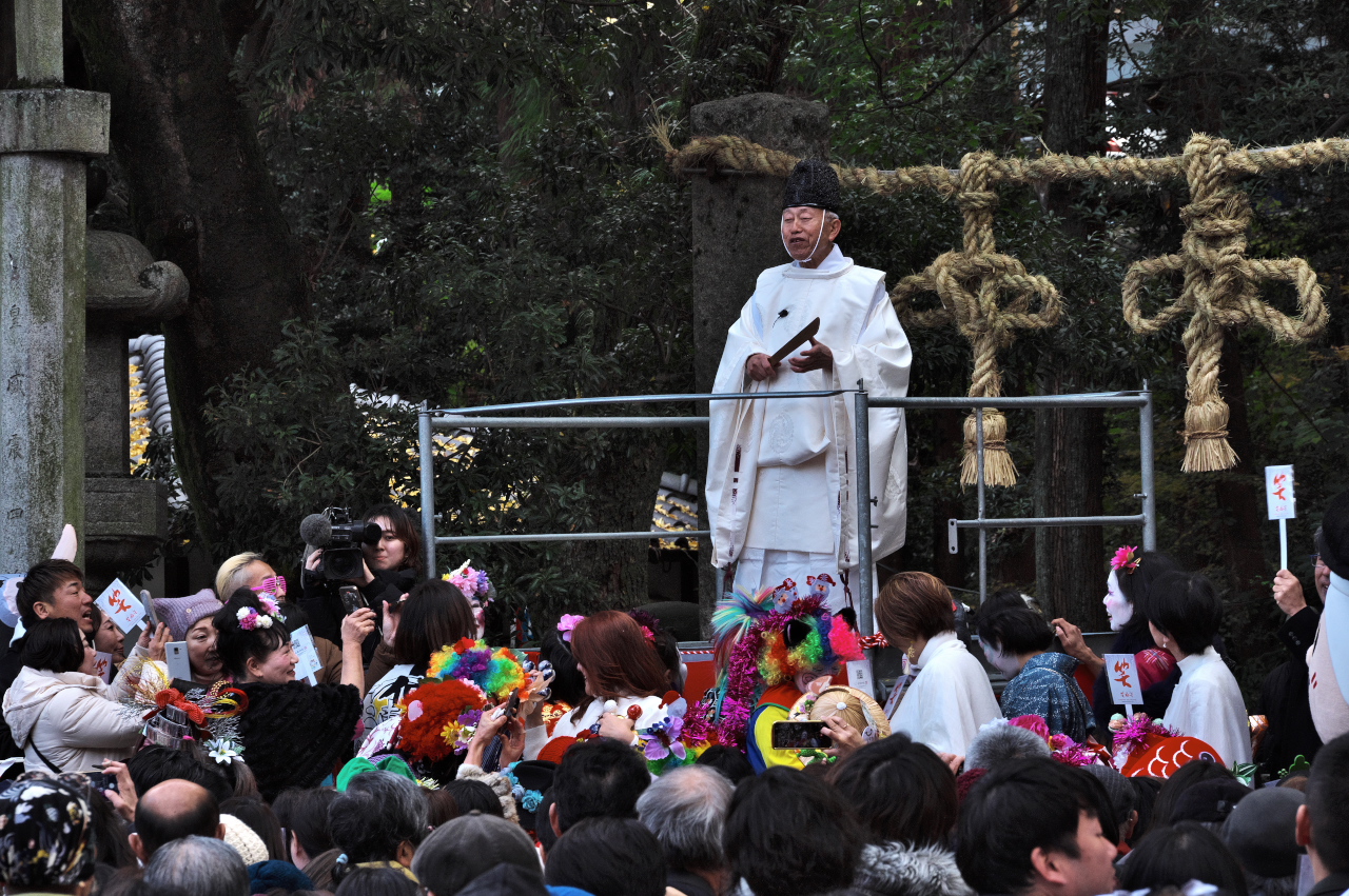 注連縄掛神事（通称 お笑い神事）｜枚岡神社 | きままな旅人